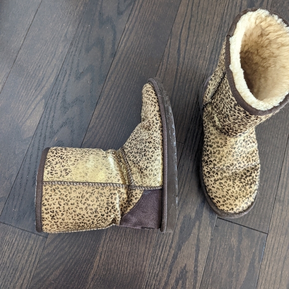 Short Metallic Calf Hair Uggs - Picture 4 of 10